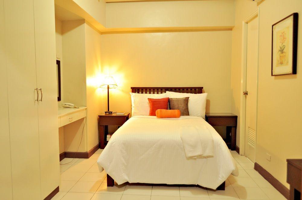 Oyo 103 Artina Suites Hotel Makati City Exteriör bild