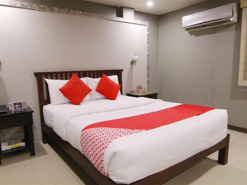 Oyo 103 Artina Suites Hotel Makati City Exteriör bild