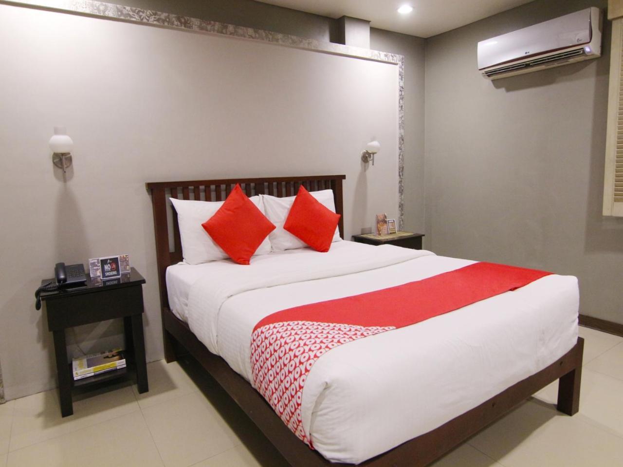 Oyo 103 Artina Suites Hotel Makati City Exteriör bild