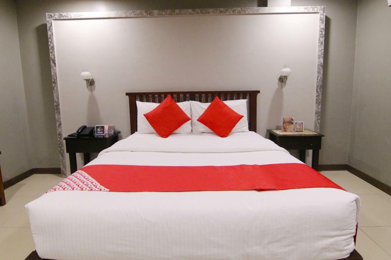 Oyo 103 Artina Suites Hotel Makati City Exteriör bild