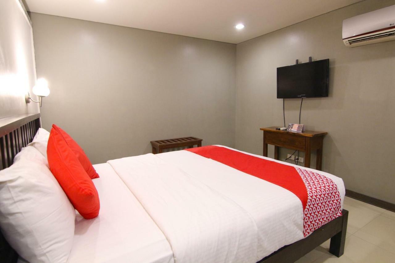 Oyo 103 Artina Suites Hotel Makati City Exteriör bild
