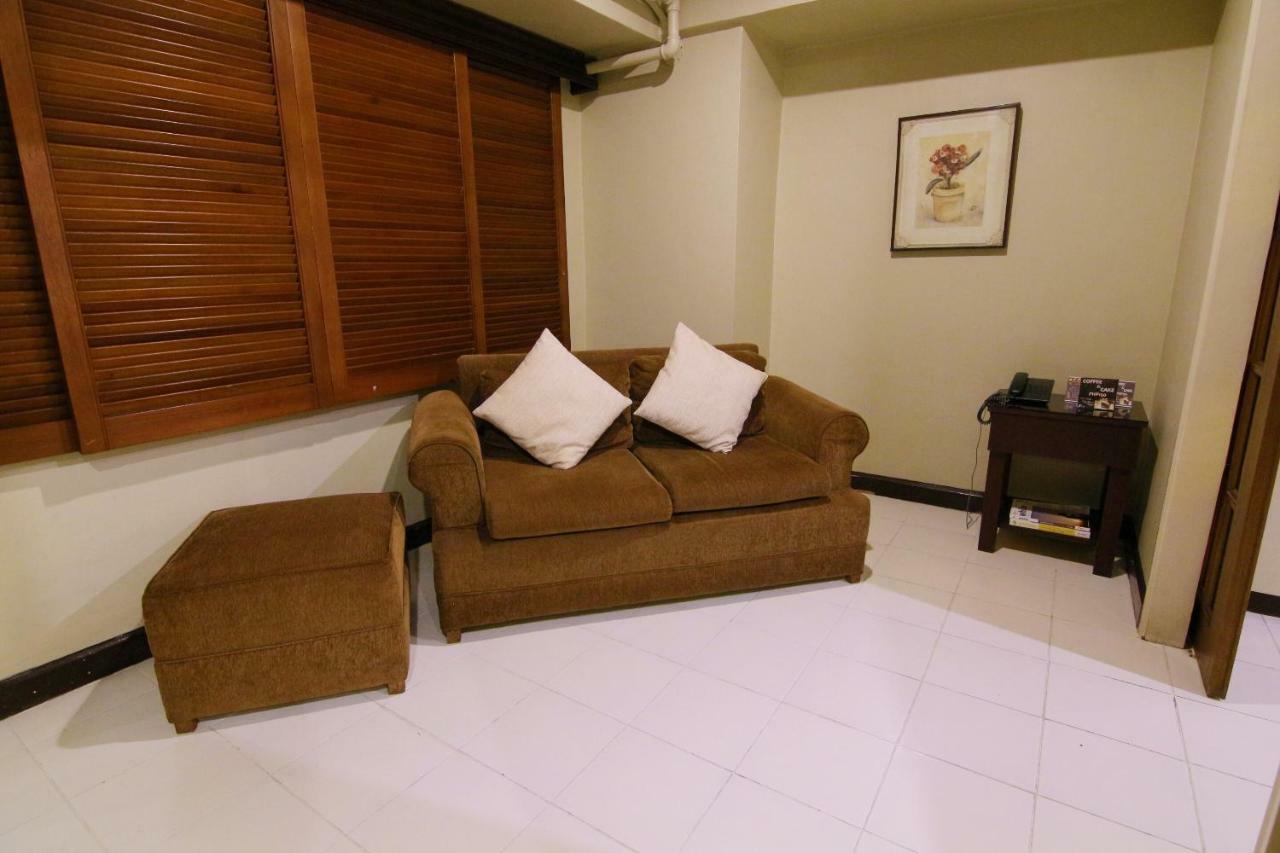 Oyo 103 Artina Suites Hotel Makati City Exteriör bild
